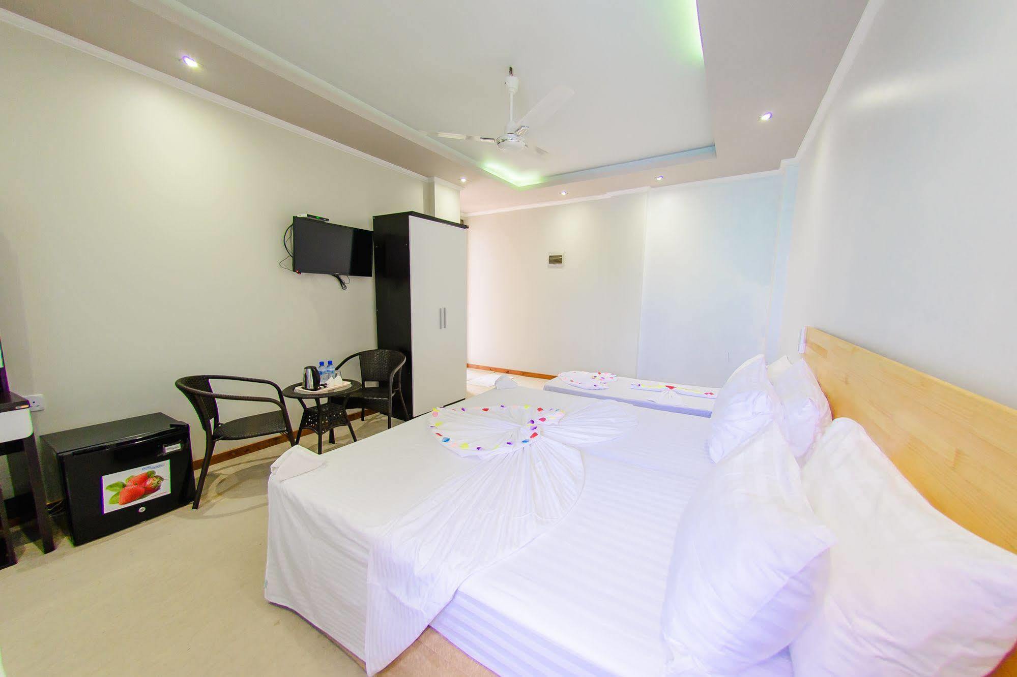 White Sand Lodge Maafushi Esterno foto